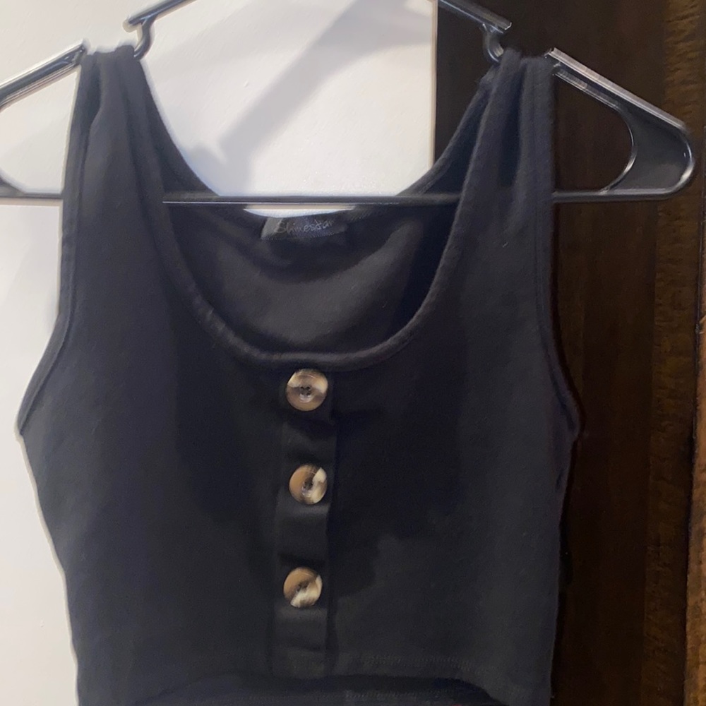 black crop tank